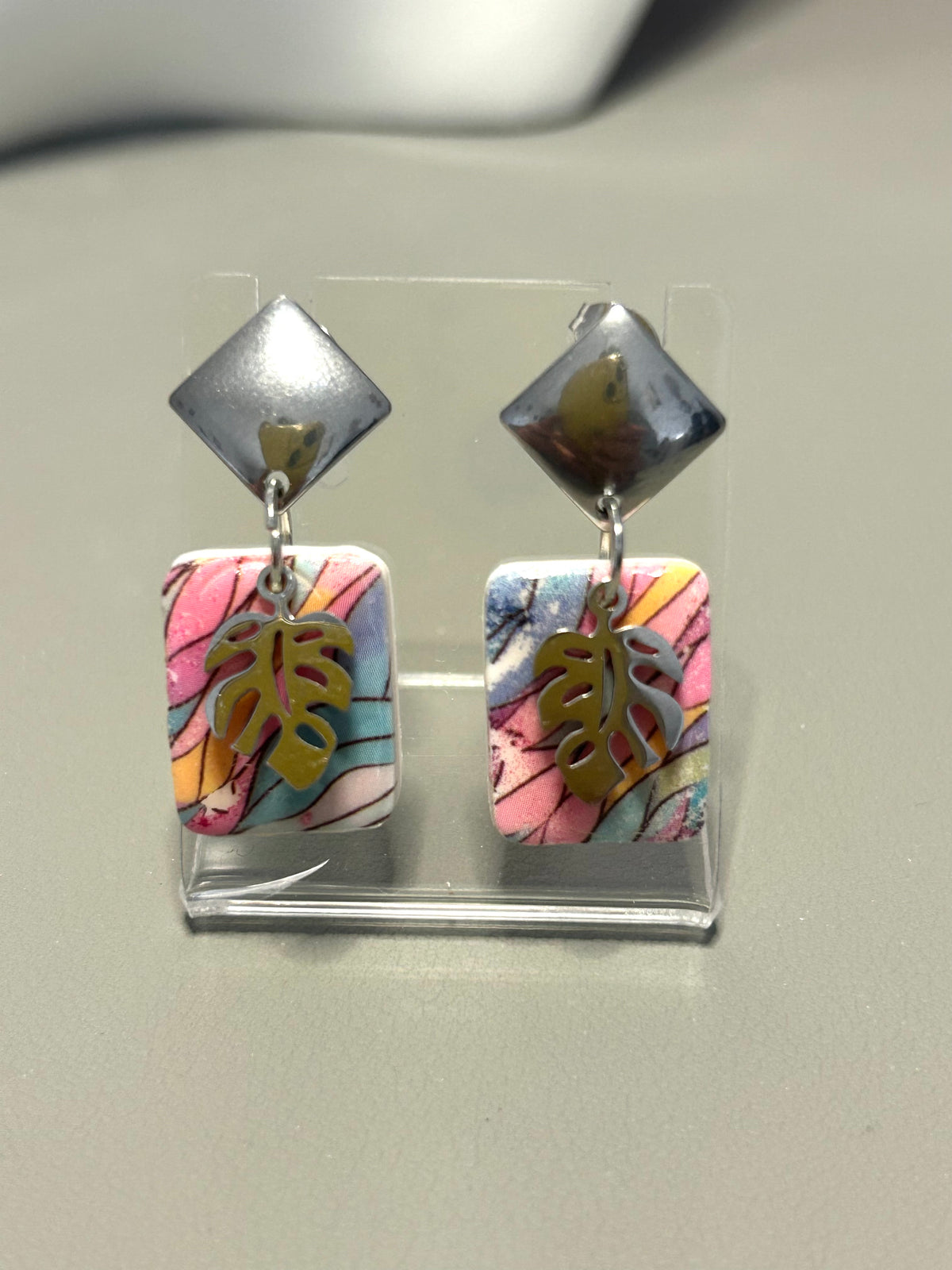 Monstera multicolore - Boucles d'oreille en pâte polymère