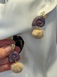 Le Nautile – Boucles d'oreilles en pâte polymère et pompon