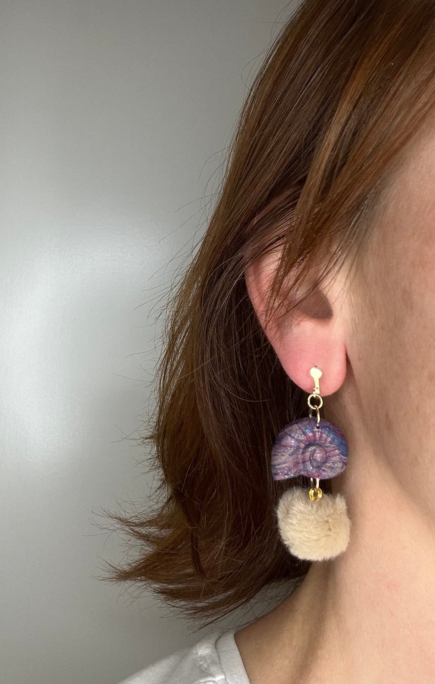 Le Nautile – Boucles d'oreilles en pâte polymère et pompon