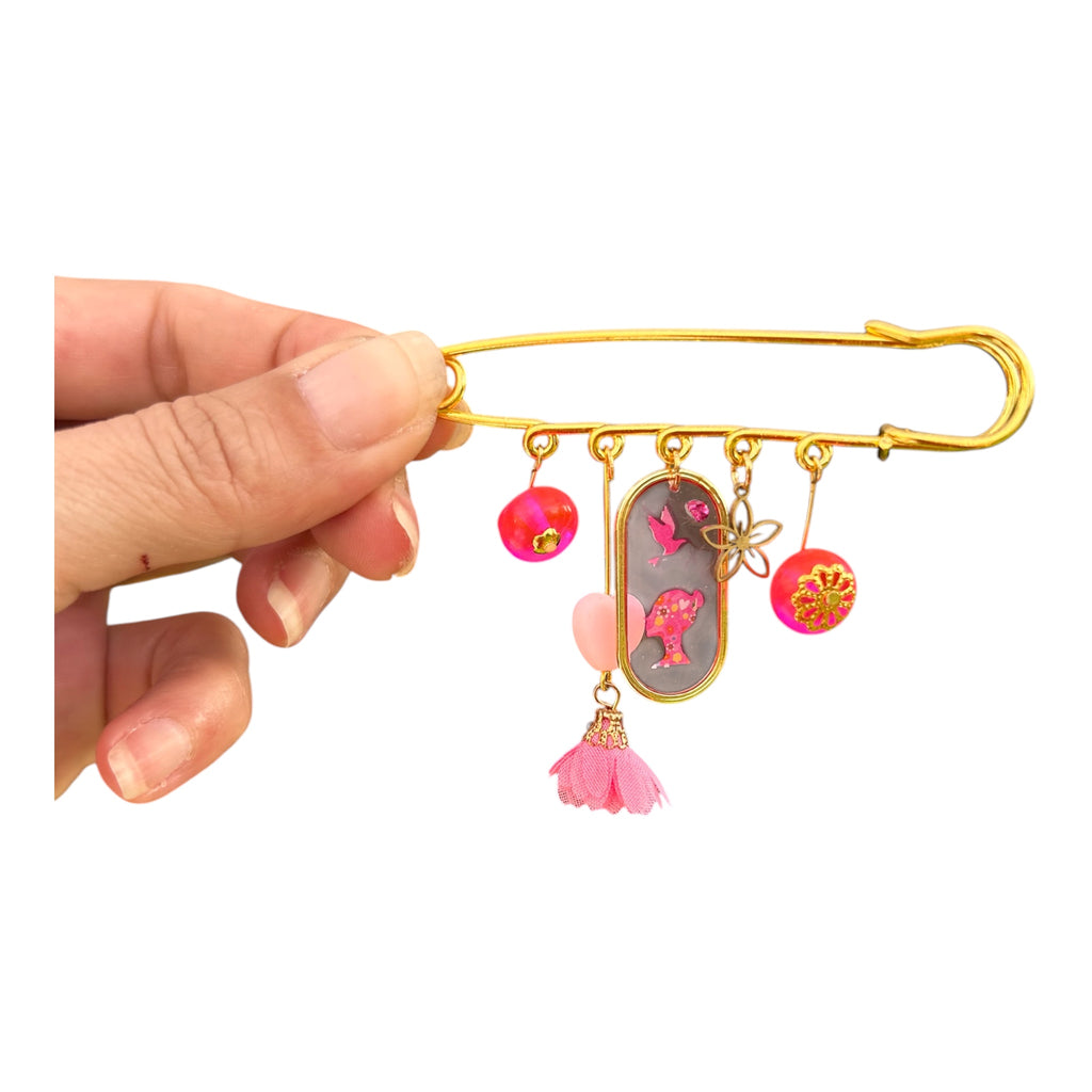 Épingle Dorée Octobre Rose – Pendentif & Perles en Résine