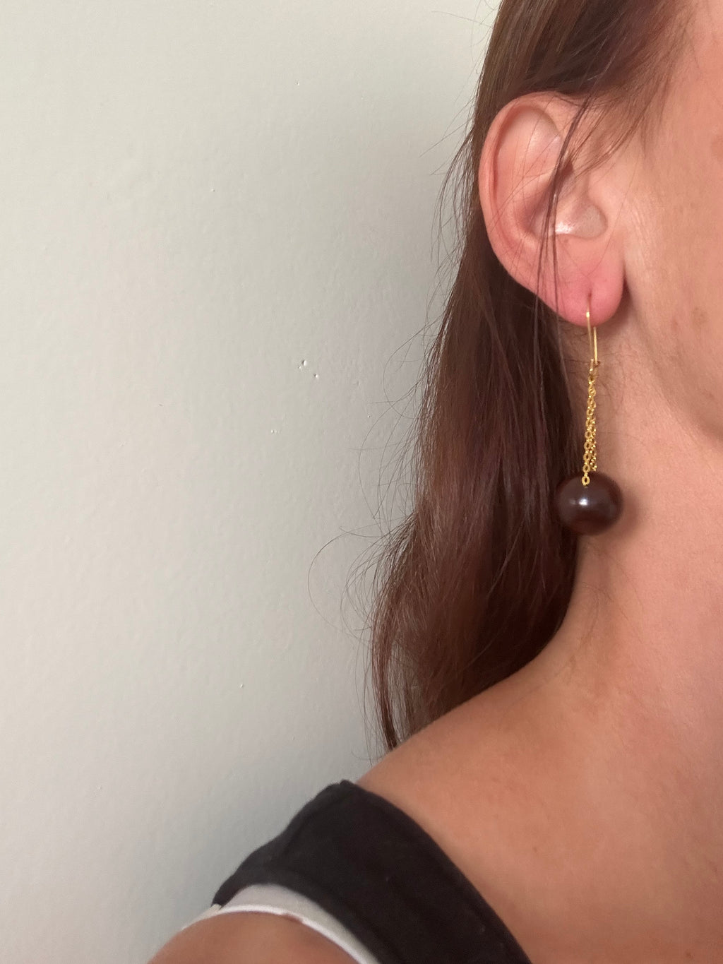 Boucles d'oreilles Longues Perle Chocolat & Chaîne Dorée — Artisanales