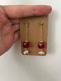 Boucles d'oreilles Cube Rouge & Fleur en Résine — Pendantes artisanales