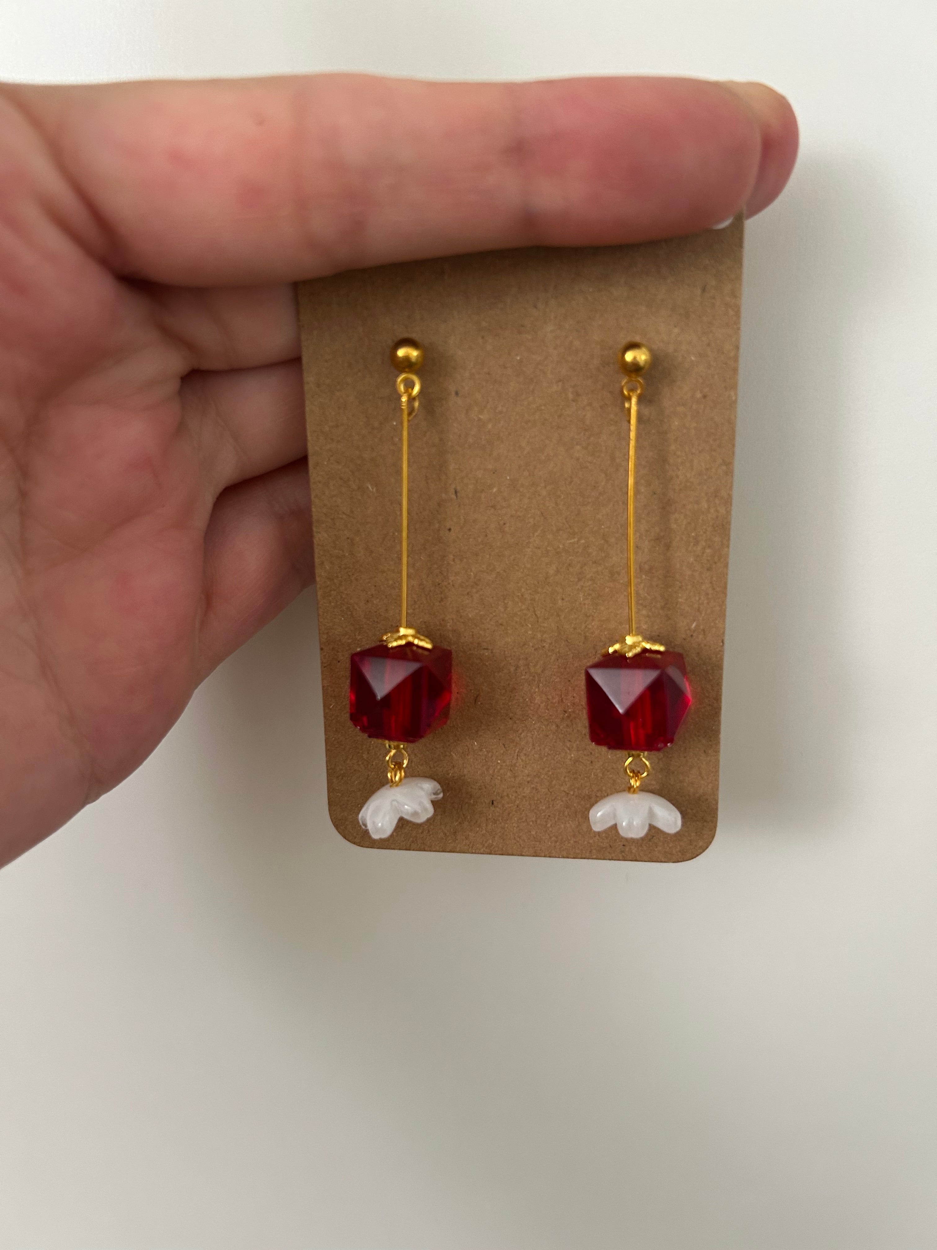 Boucles d'oreilles Cube Rouge & Fleur en Résine — Pendantes artisanales