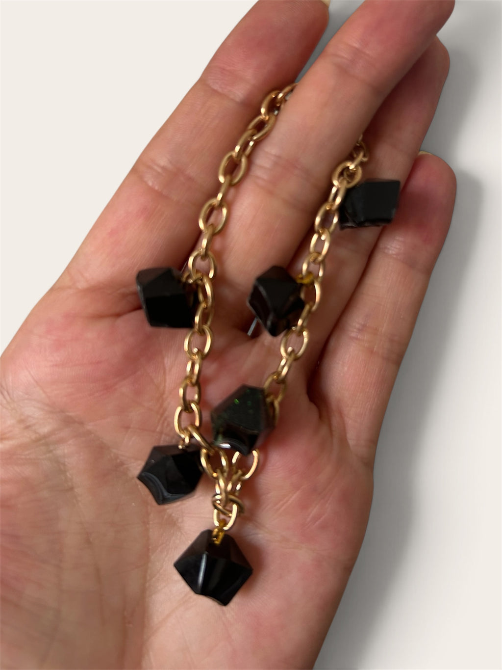 Bracelet Breloques Cristaux Noirs en Résine – Chaîne Dorée | Bijou Artisanal