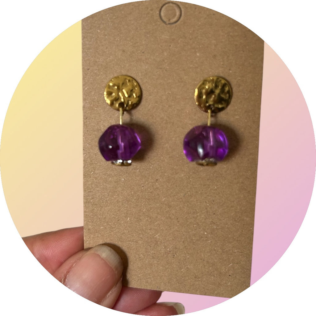 Clous d'oreilles Perle Violette en Résine — Acier inoxydable