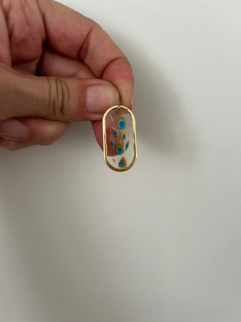 Anhänger Pfau aus Kunstharz – Handgemachter Charm