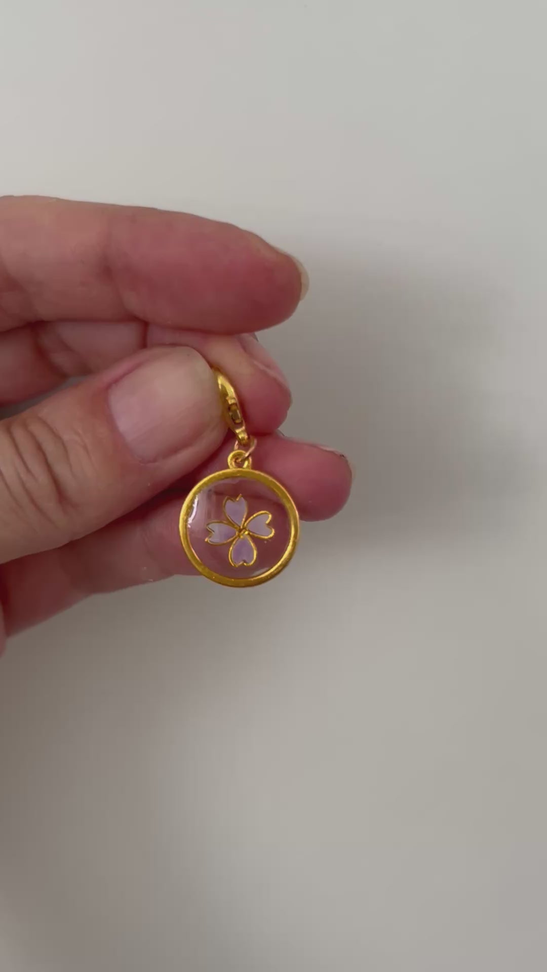 Charm "Rosenblüte" aus Harz – Handgefertigter Anhänger