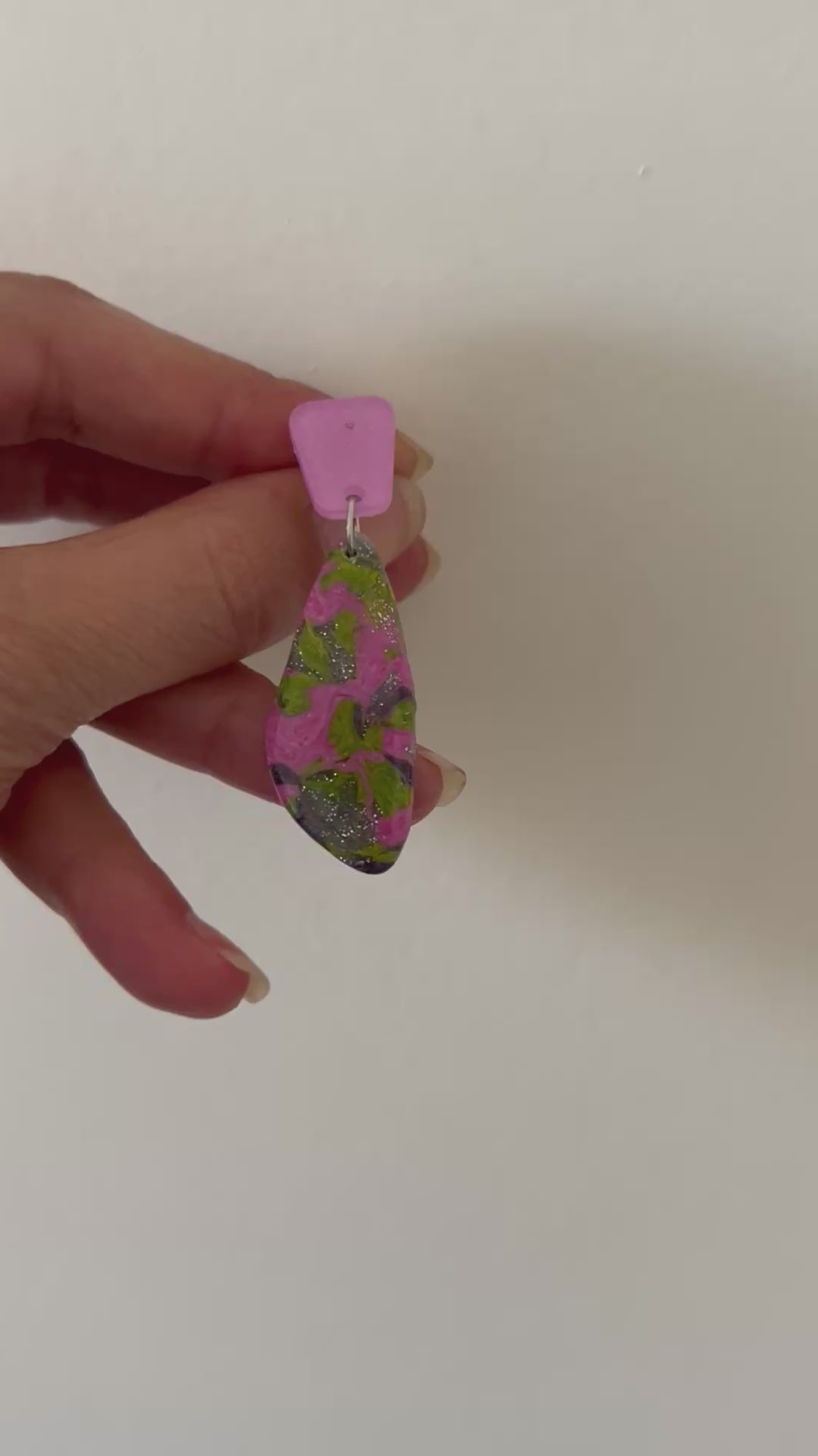 Boucles d'oreilles Pendantes Rose & Kaki en Pâte Polymère — Artisanales