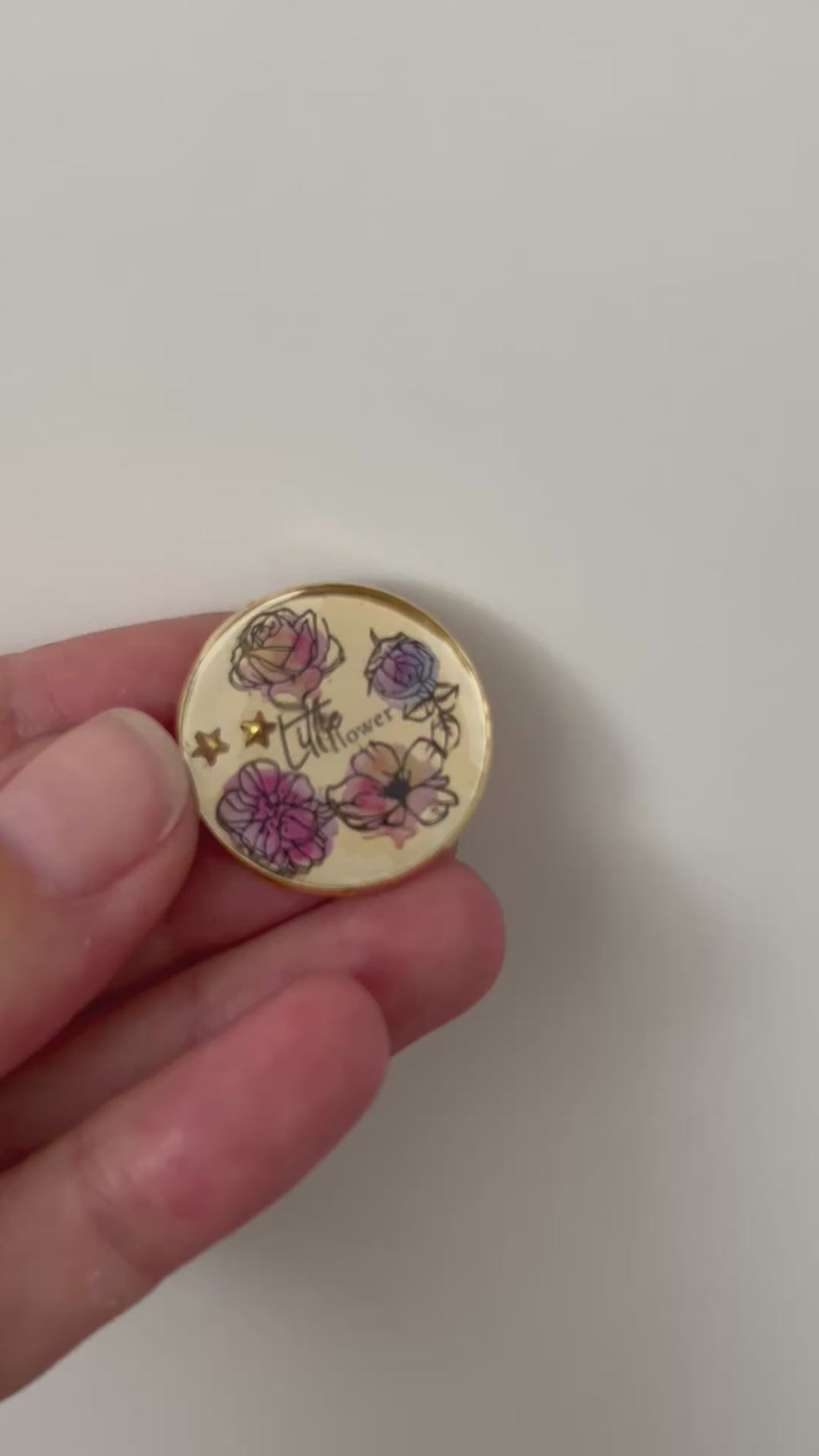 Runde Brosche, transparente Harzblume – handgefertigter Schmuck