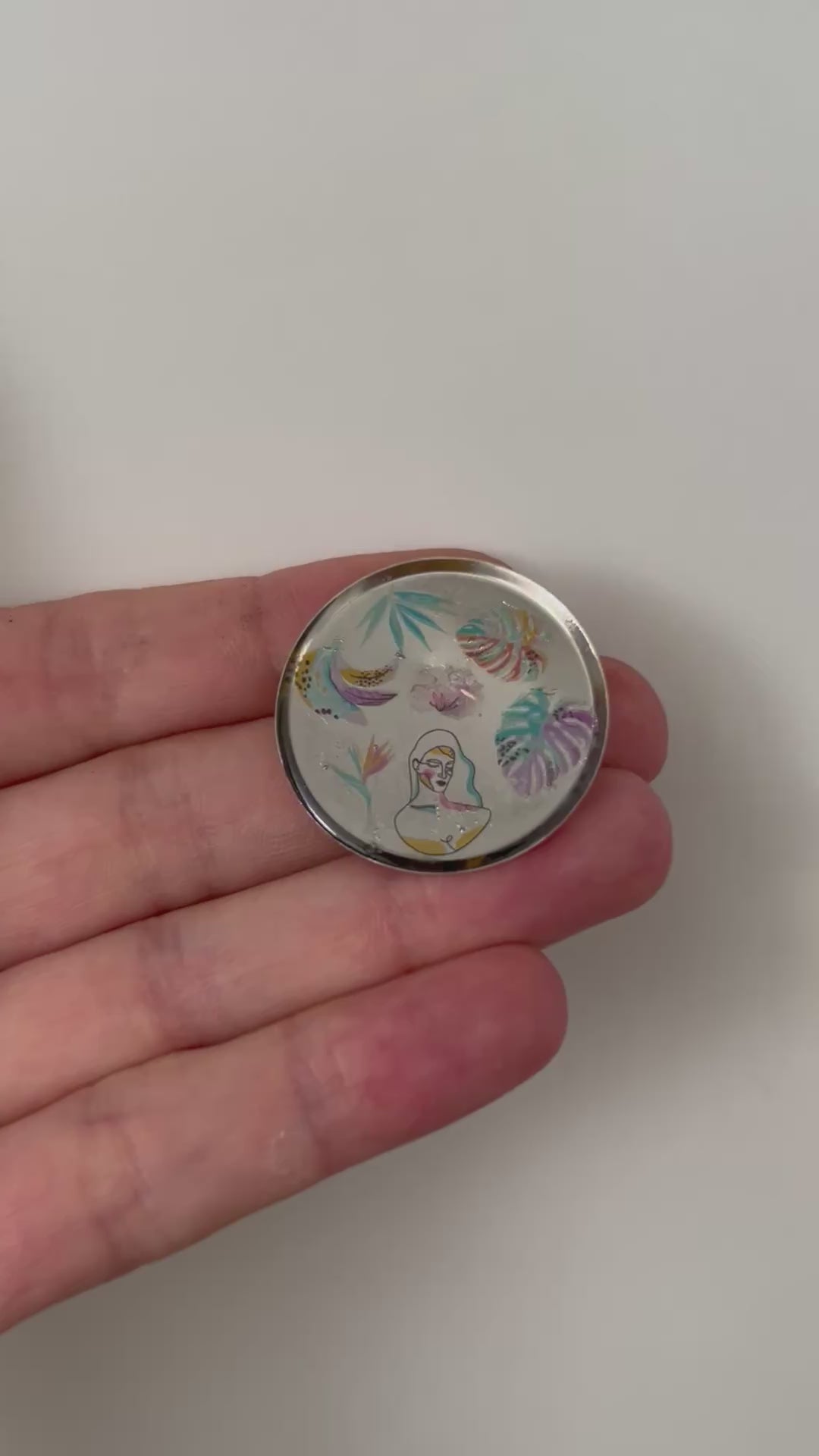 Broche Femme Tropicale en Résine — Artisanale