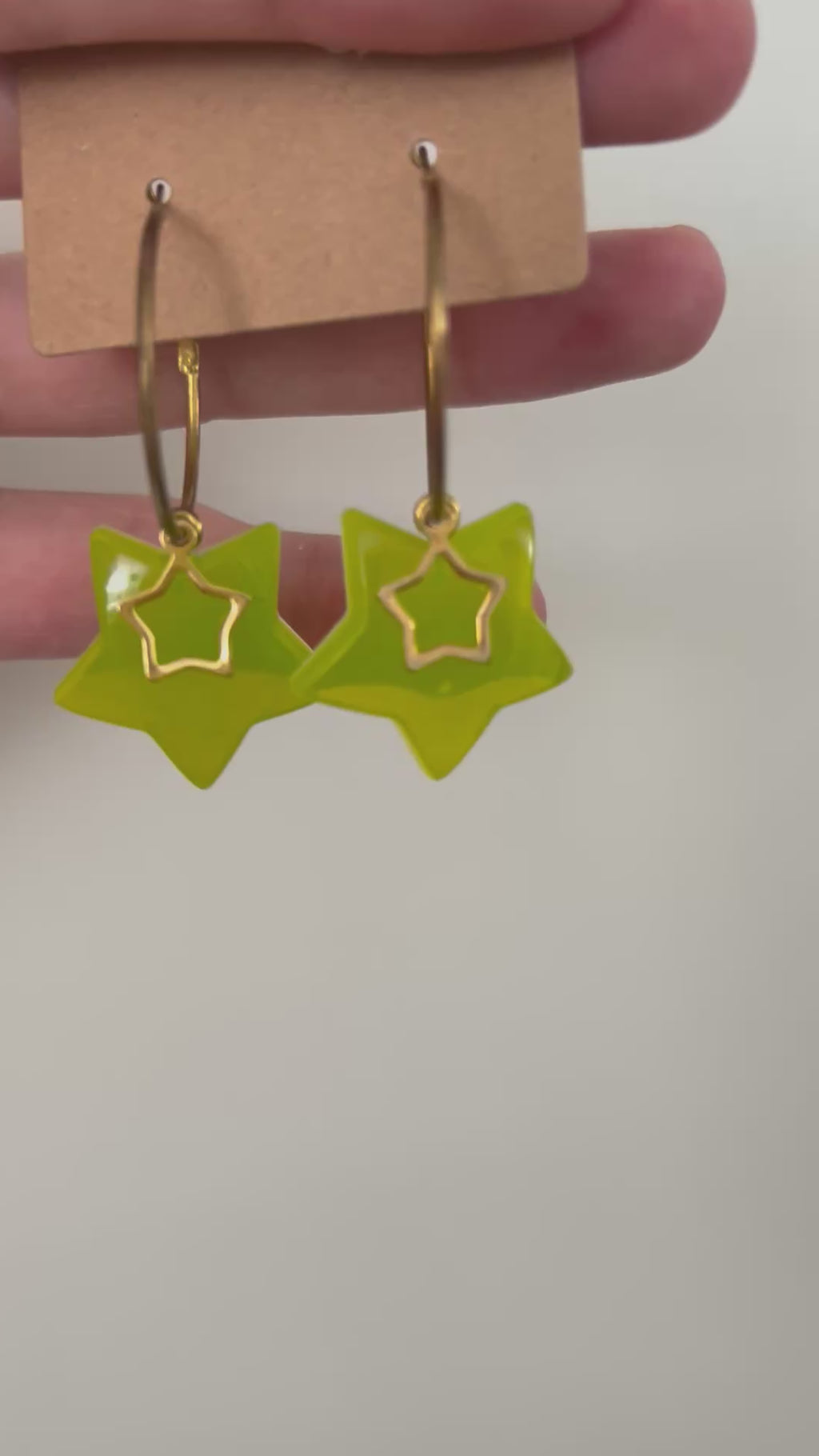Créoles Étoiles en Résine Verte – Bijoux Artisanaux Dorés