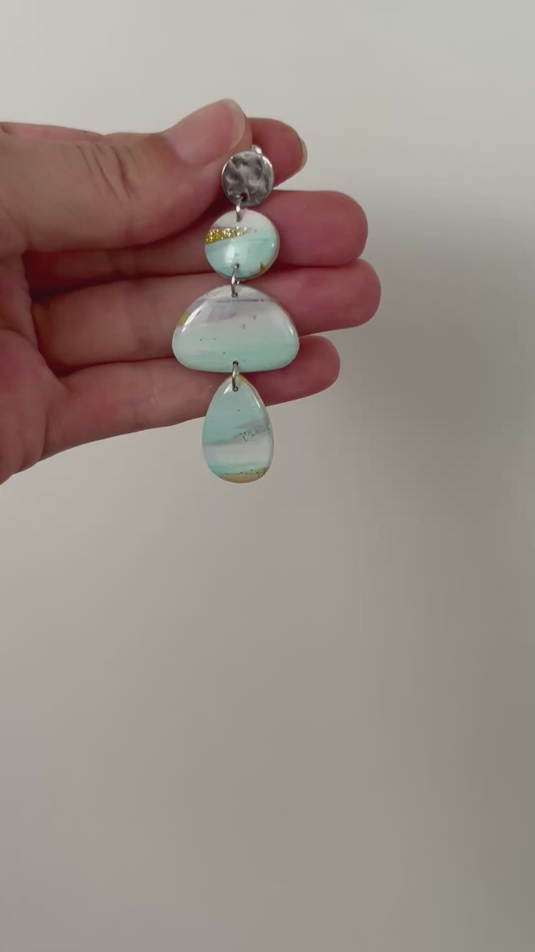 Boucles d'oreilles Galets Bleus en Pâte Polymère — Artisanales