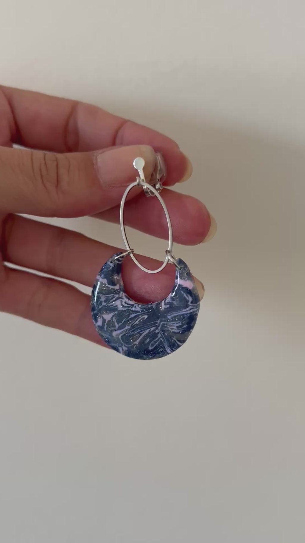 Boucles d'oreilles Lune en Pâte Polymère Bleue — Anneau doré artisanal