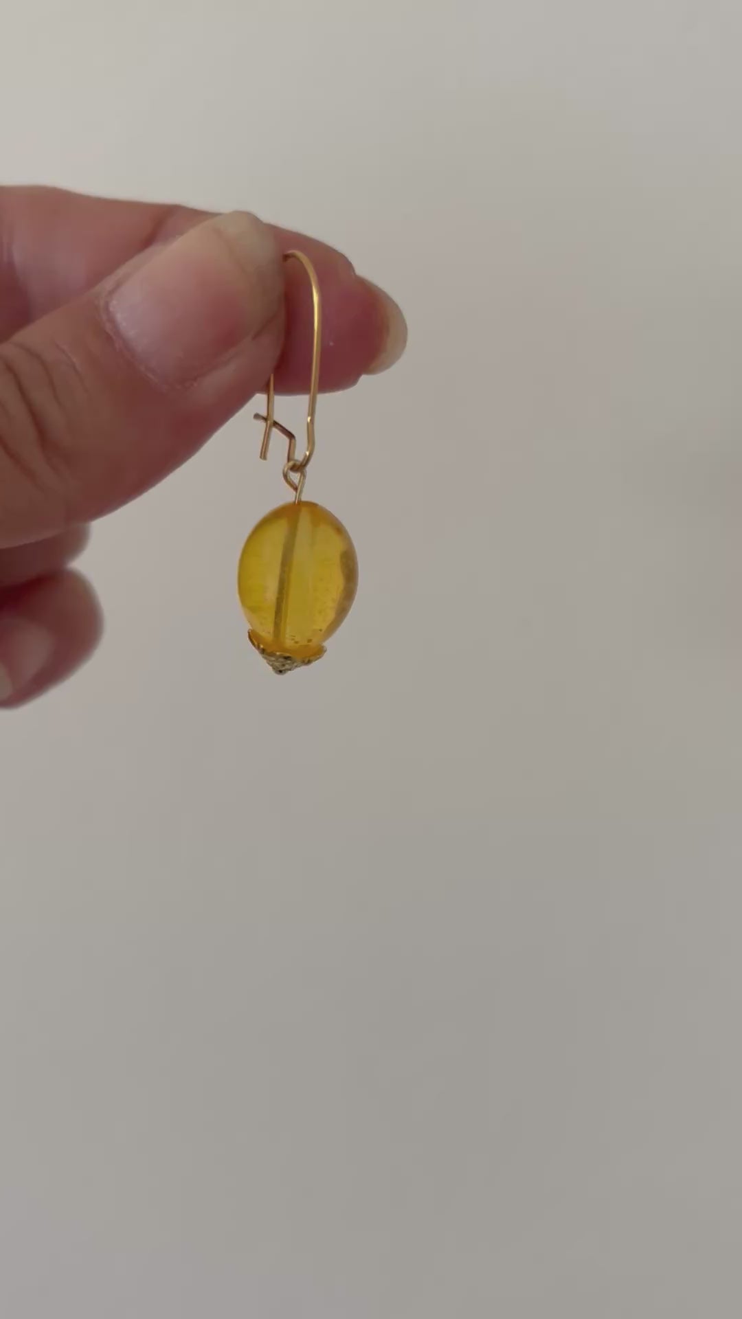 Boucles d'oreilles Pendantes Perle Ambre en Résine — Crochets dorés