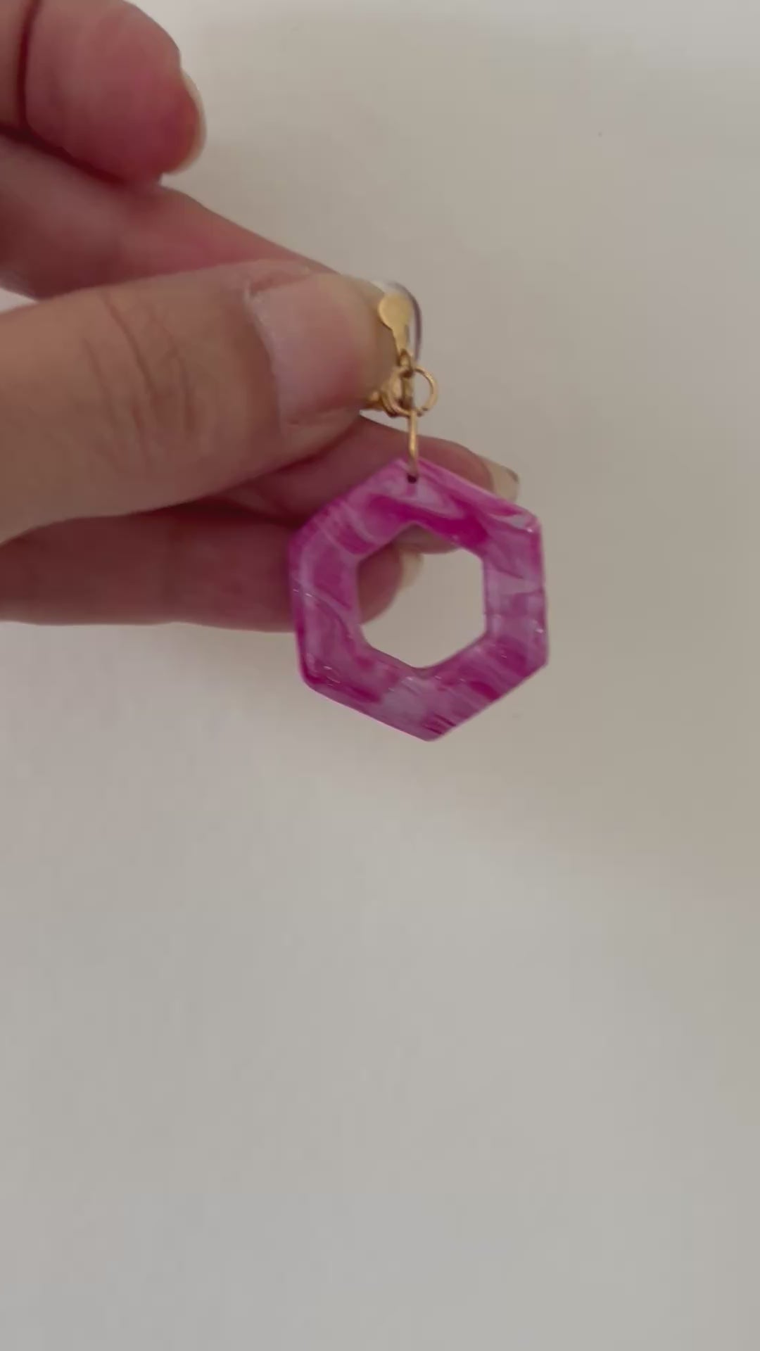 Boucles d'oreilles clips hexagones pastels – Pâte polymère artisanale
