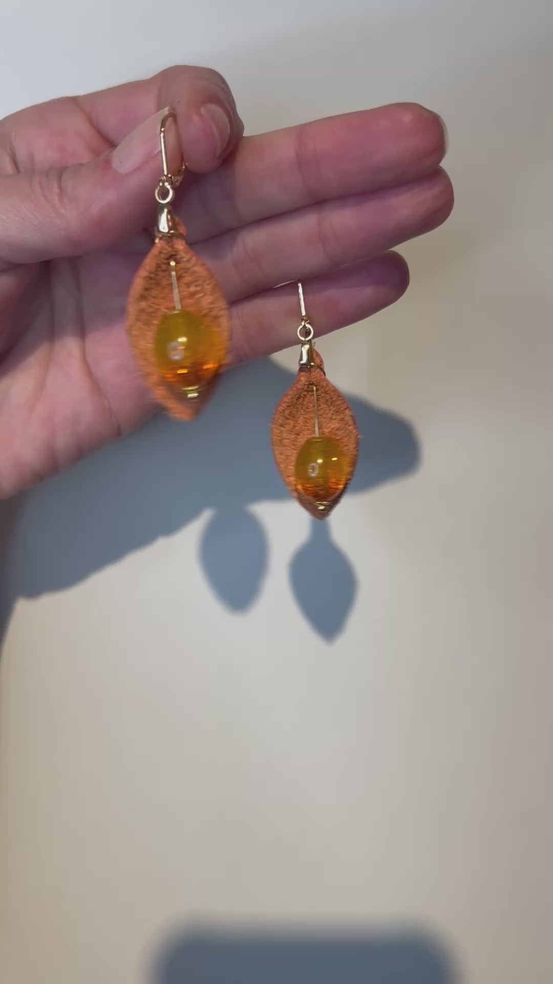 Boucles d'oreilles Lys de Paix — Simili cuir & perle en résine