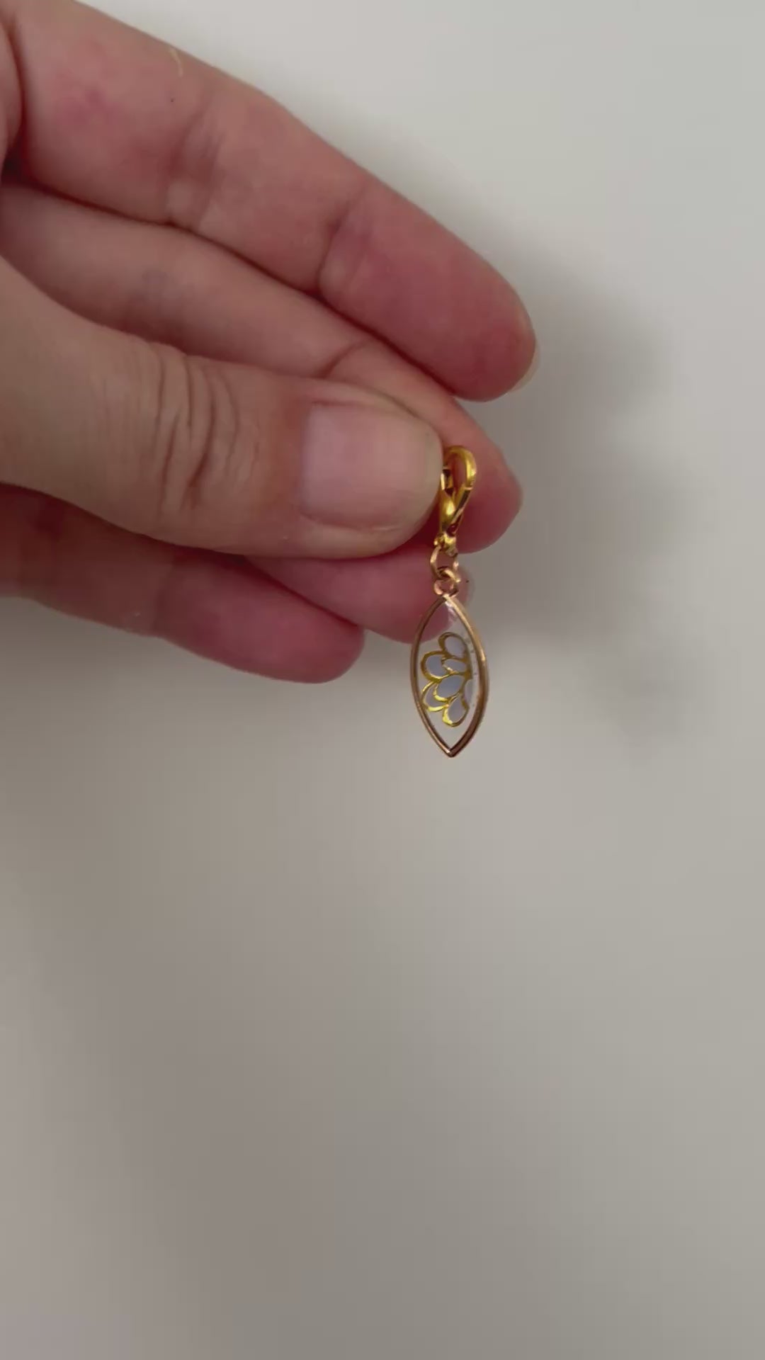 Charm Fleur Ovale Doré en Résine — Breloque artisanale