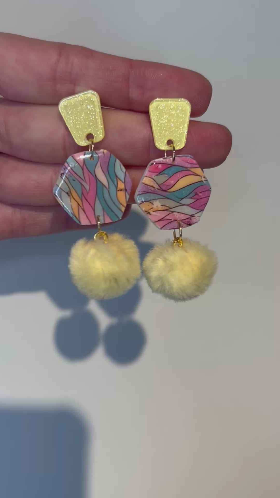 Zeste d'été - Boucles d'oreilles en pâte polymère avec pompon