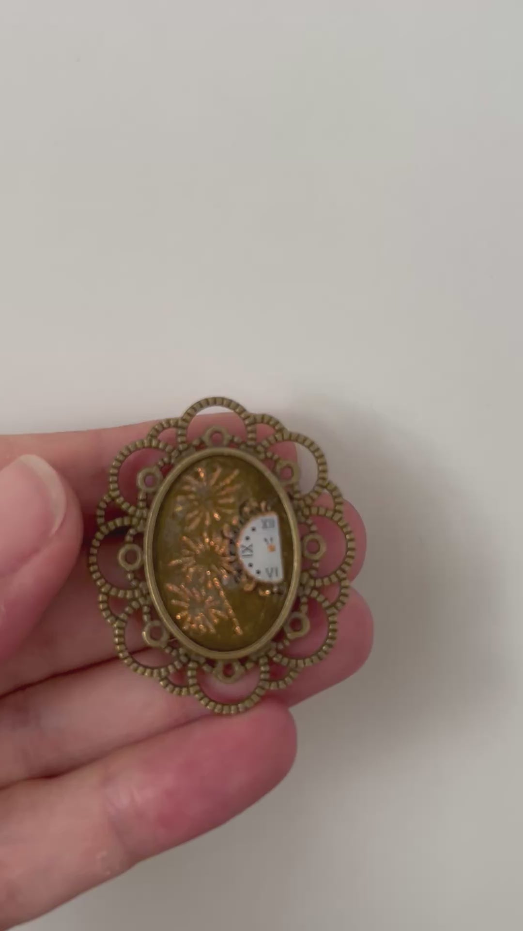 Broche Ovale Dorée Cabochon Résine – Style Vintage Artisanal