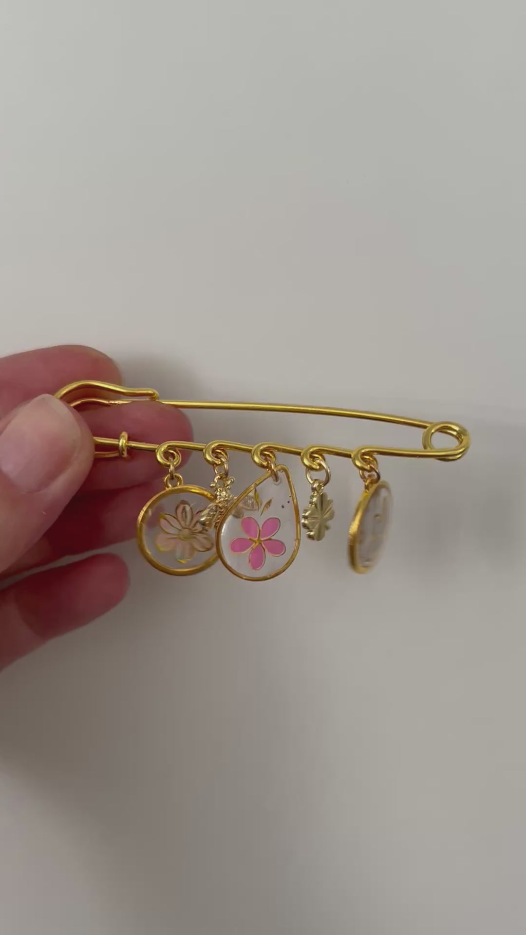 Vergoldete Brosche – Medaillons mit Blumen- & Schmetterlingsmotiv