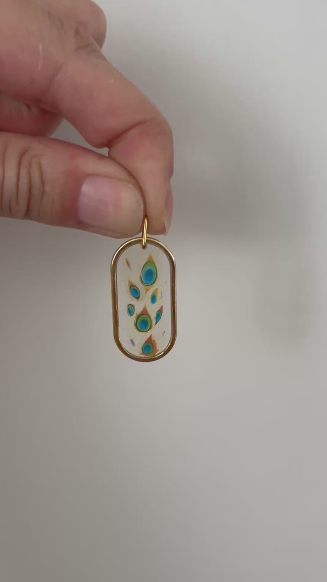 Anhänger Pfau aus Kunstharz – Handgemachter Charm