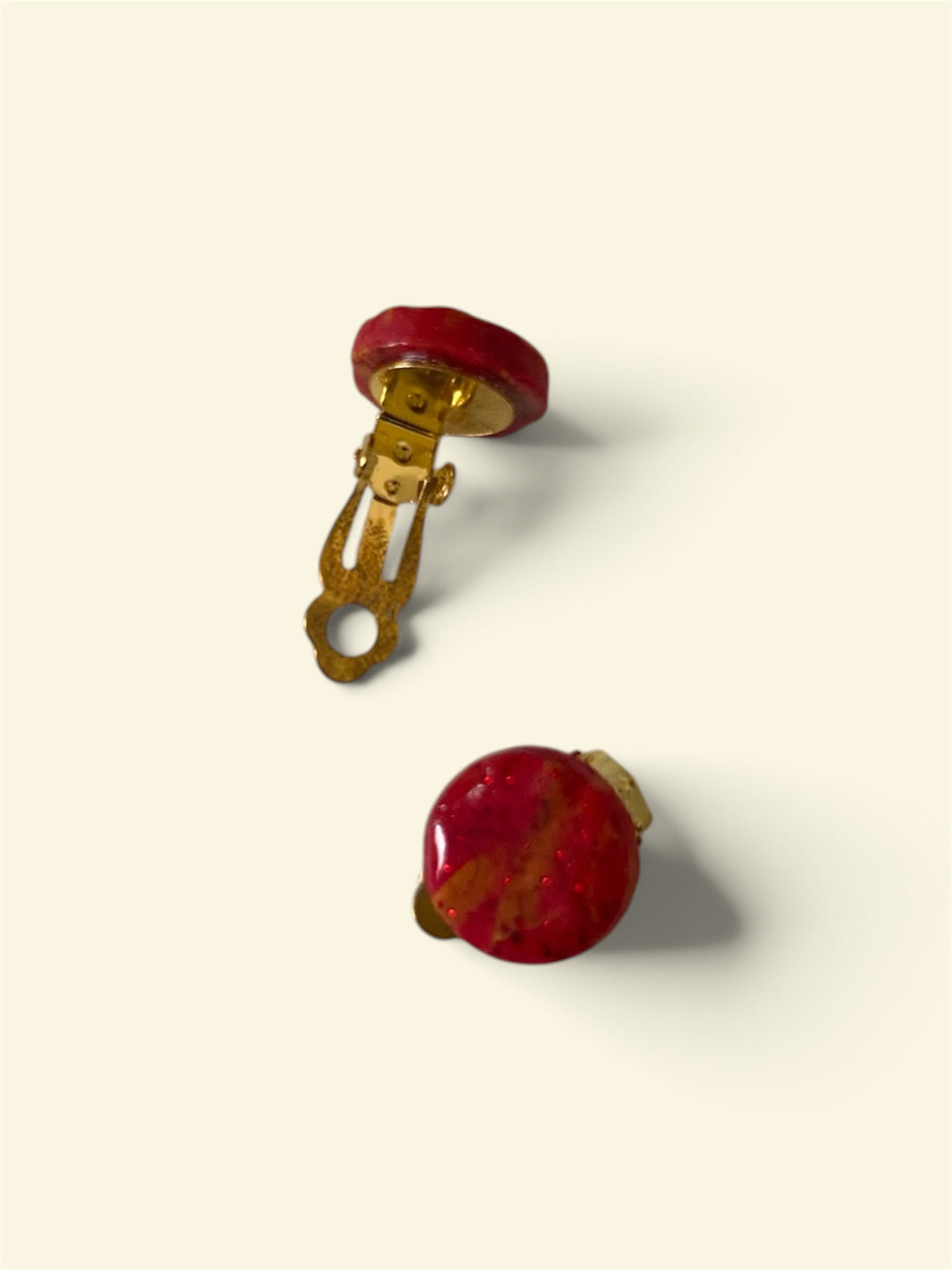 Clips d'oreilles Puce Rouge Cerise en Pâte Polymère — Artisanaux