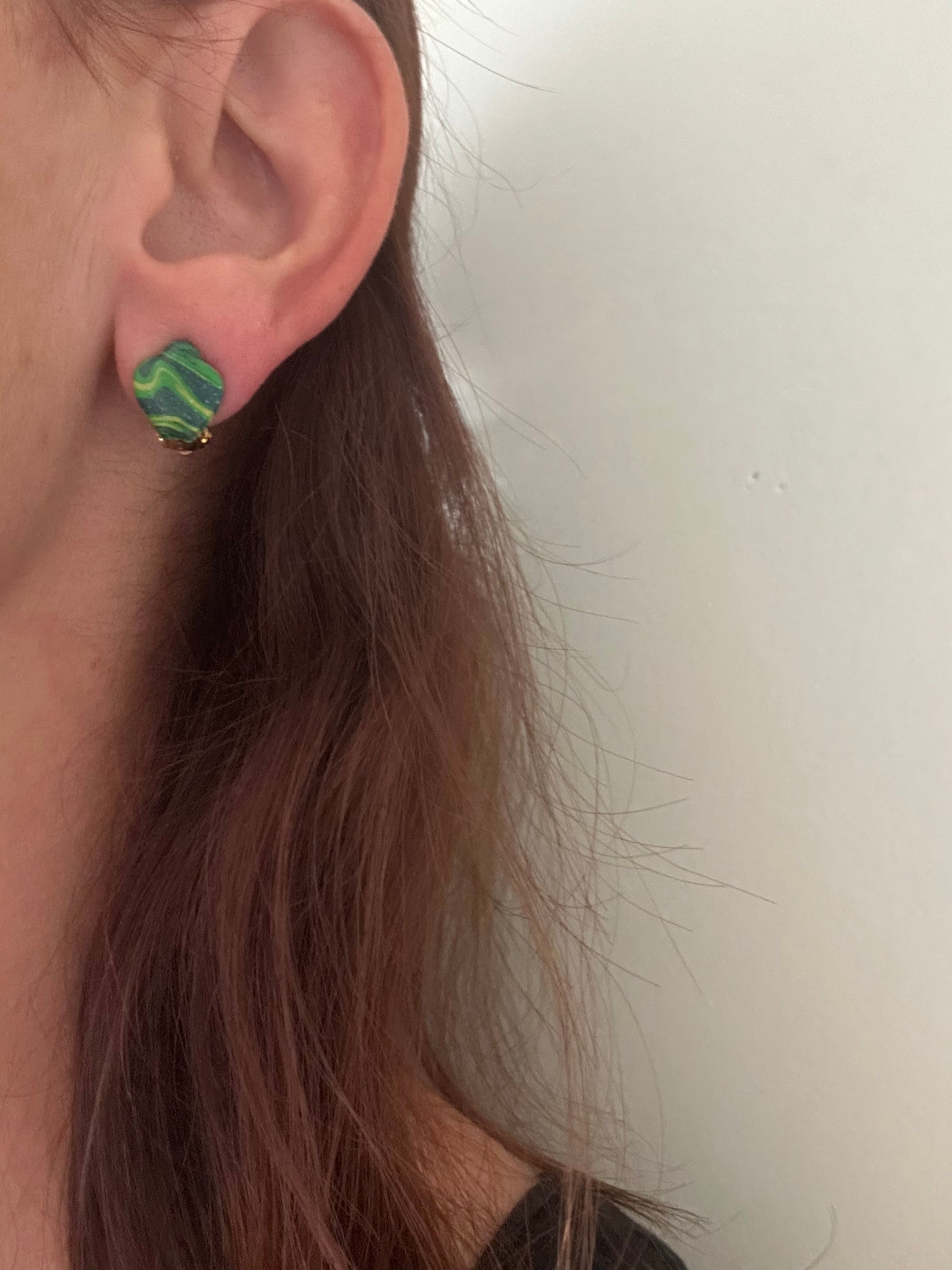 Puces d'oreilles Carrées Malachite en Pâte Polymère — Artisanales
