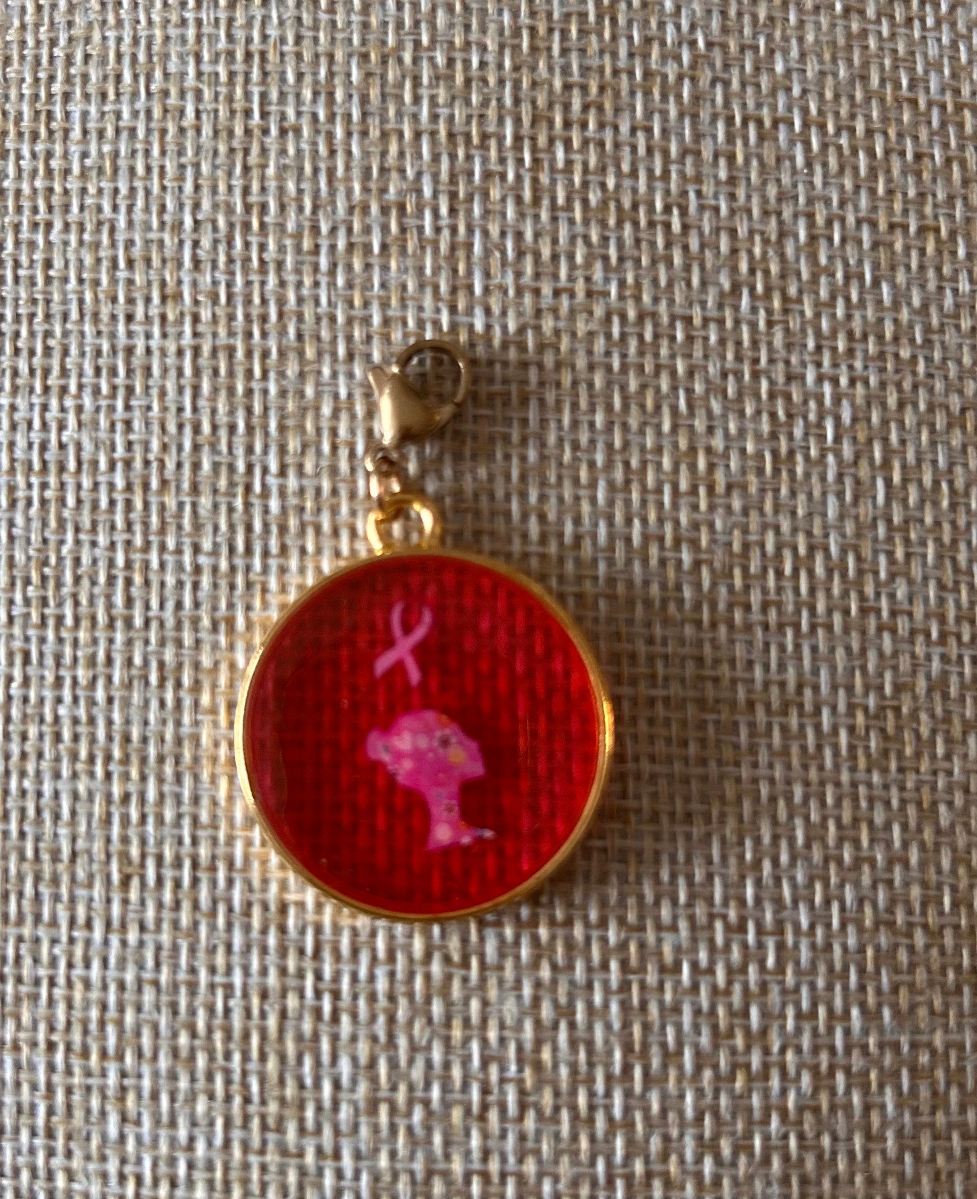 Charm Octobre Rose — Ruban & Silhouette