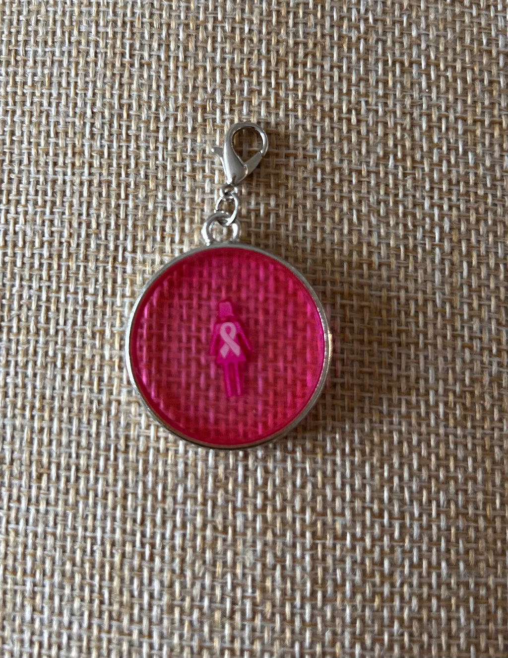 Charm Octobre Rose — Silhouette & Ruban Argenté