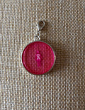 Charm Octobre Rose — Silhouette & Ruban Argenté