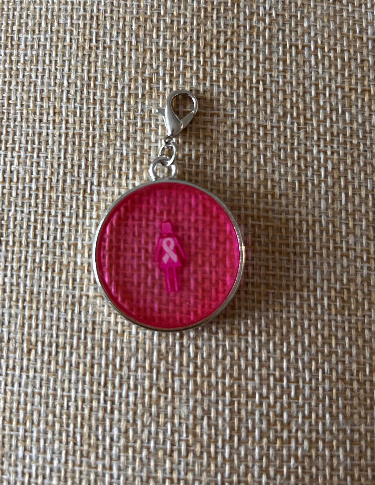 Charm Octobre Rose — Silhouette & Ruban Argenté