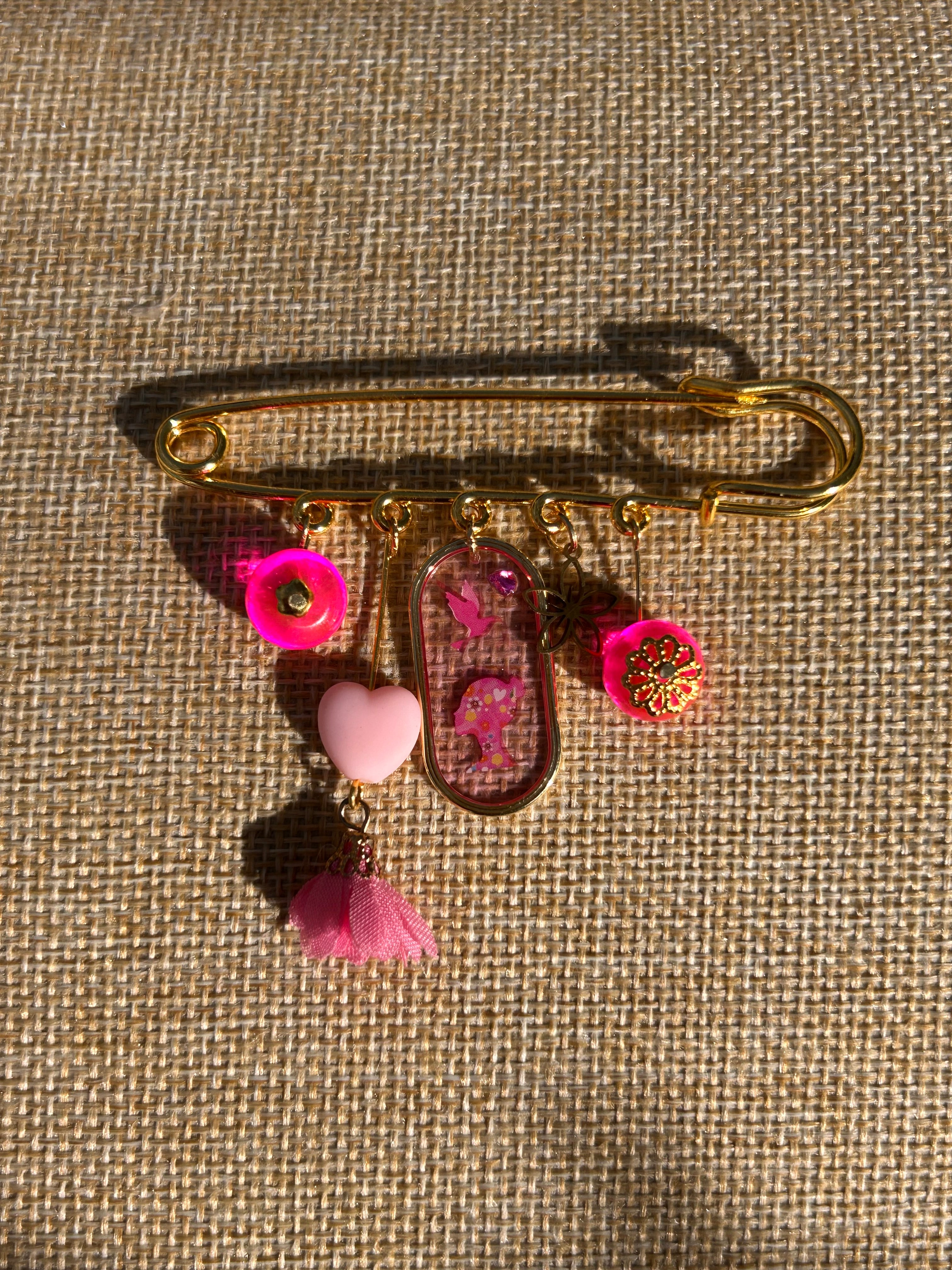 Épingle Dorée Octobre Rose – Pendentif & Perles en Résine