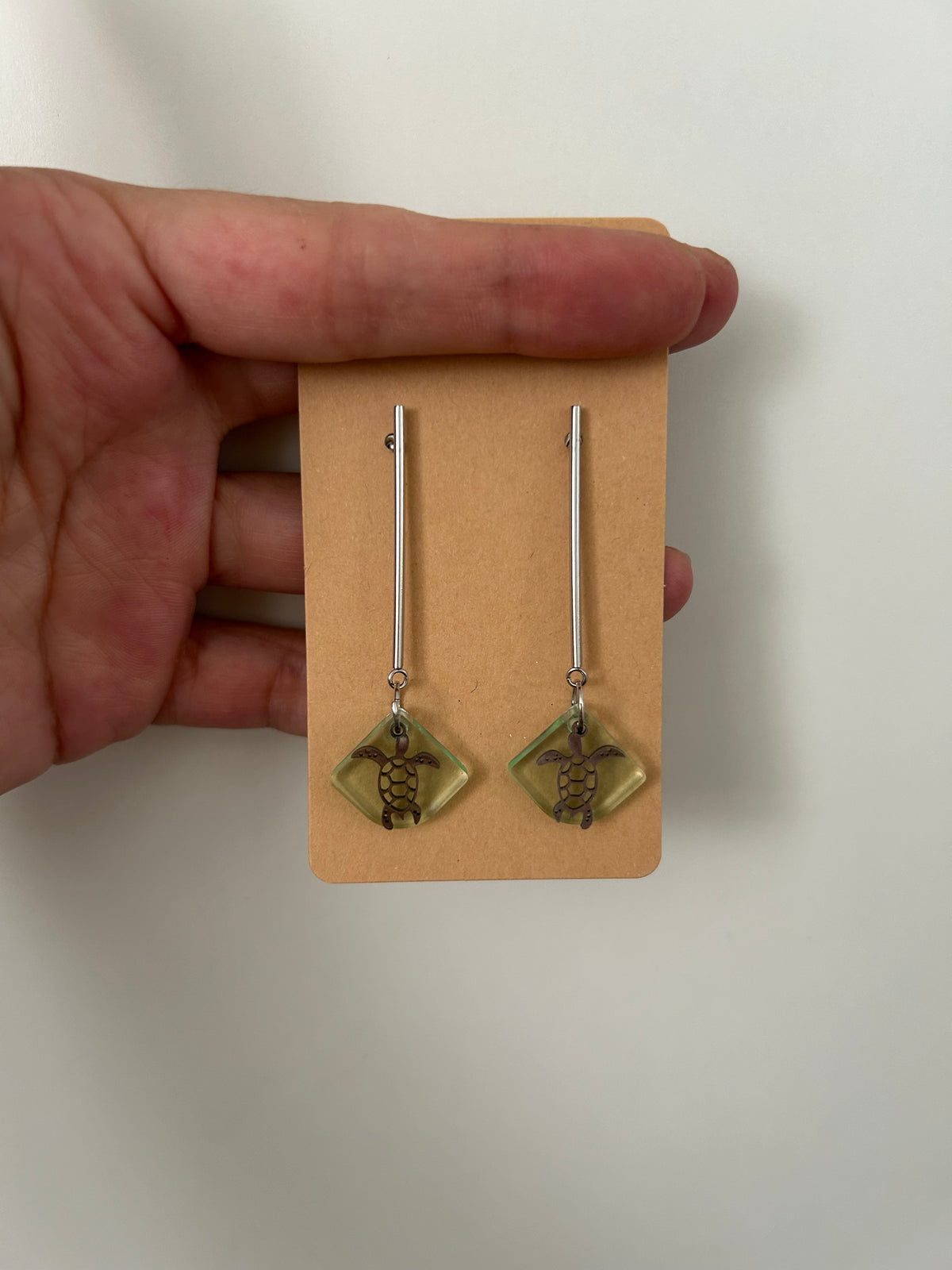 Boucles d'oreilles Tortue en Résine — Pendantes artisanales