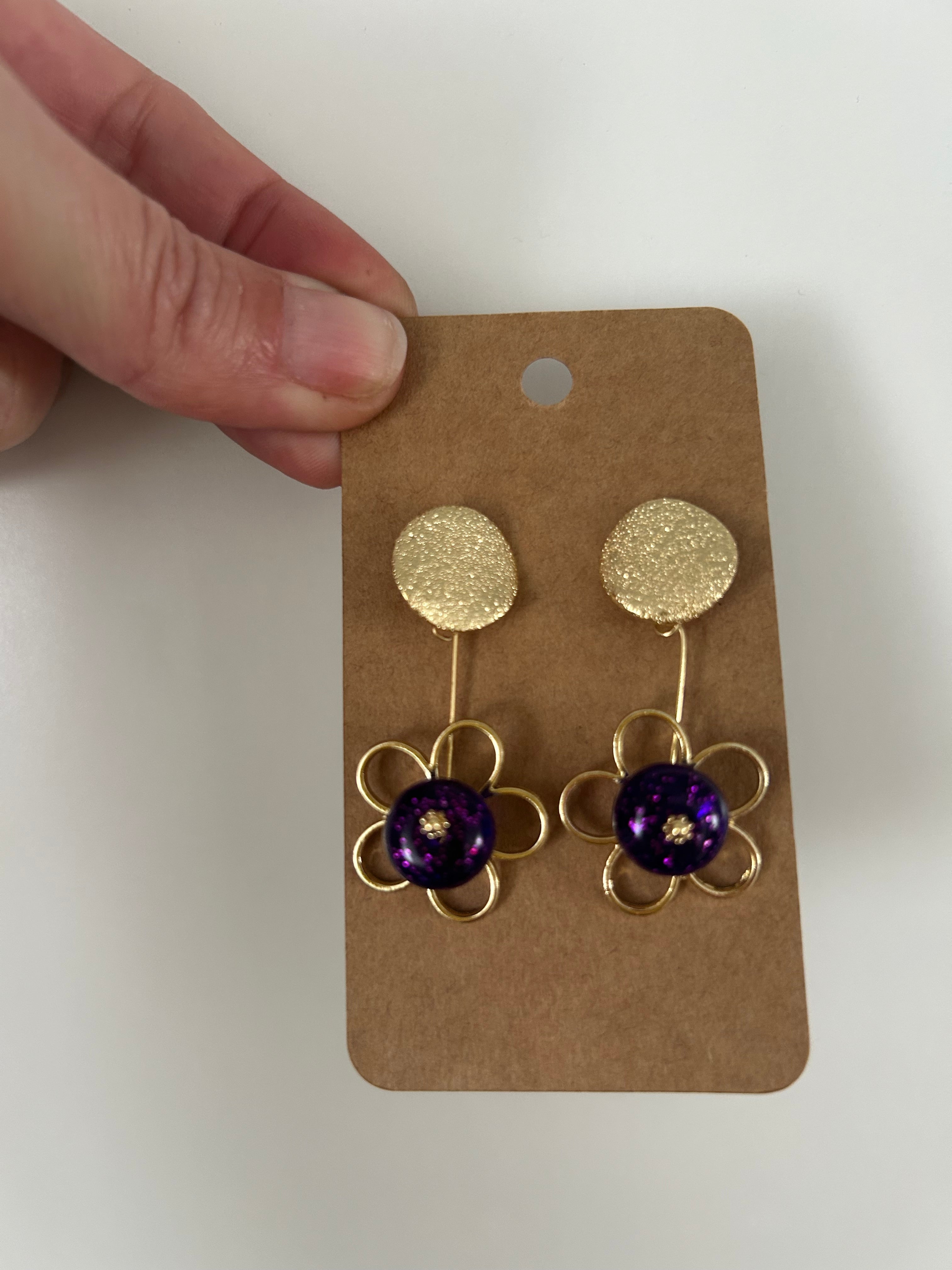 Les Violettes du Passé — Boucles d'oreilles pendantes perles résine paillettée