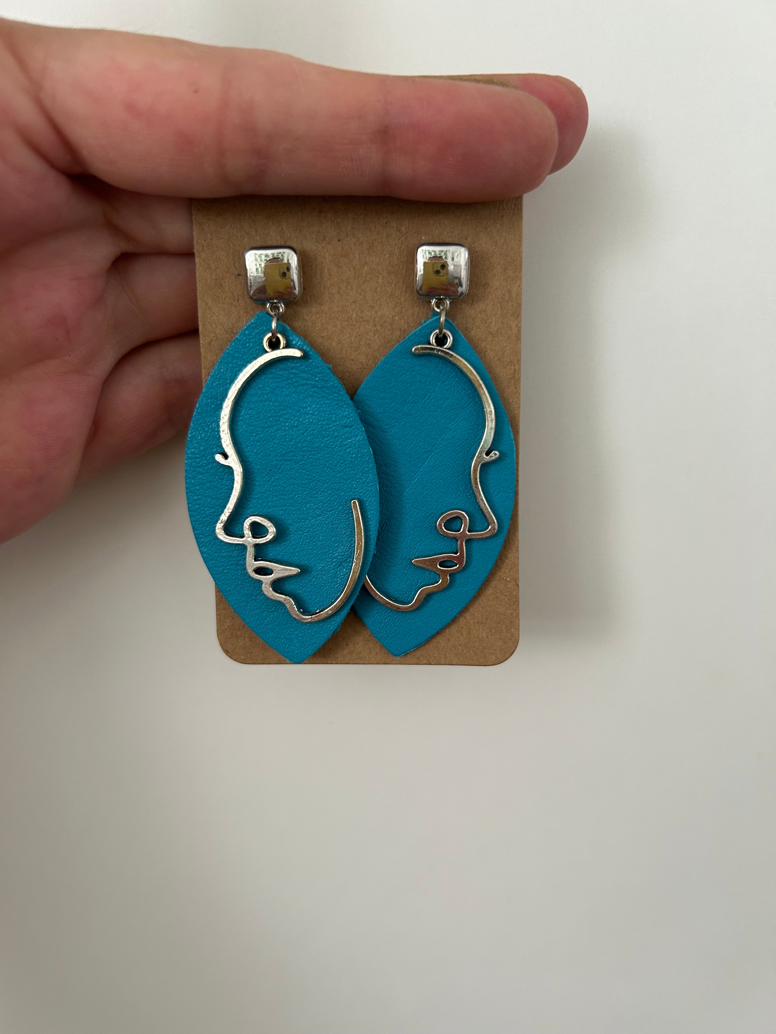 Boucles d'oreilles Visage en Simili Cuir Turquoise — Artisanales