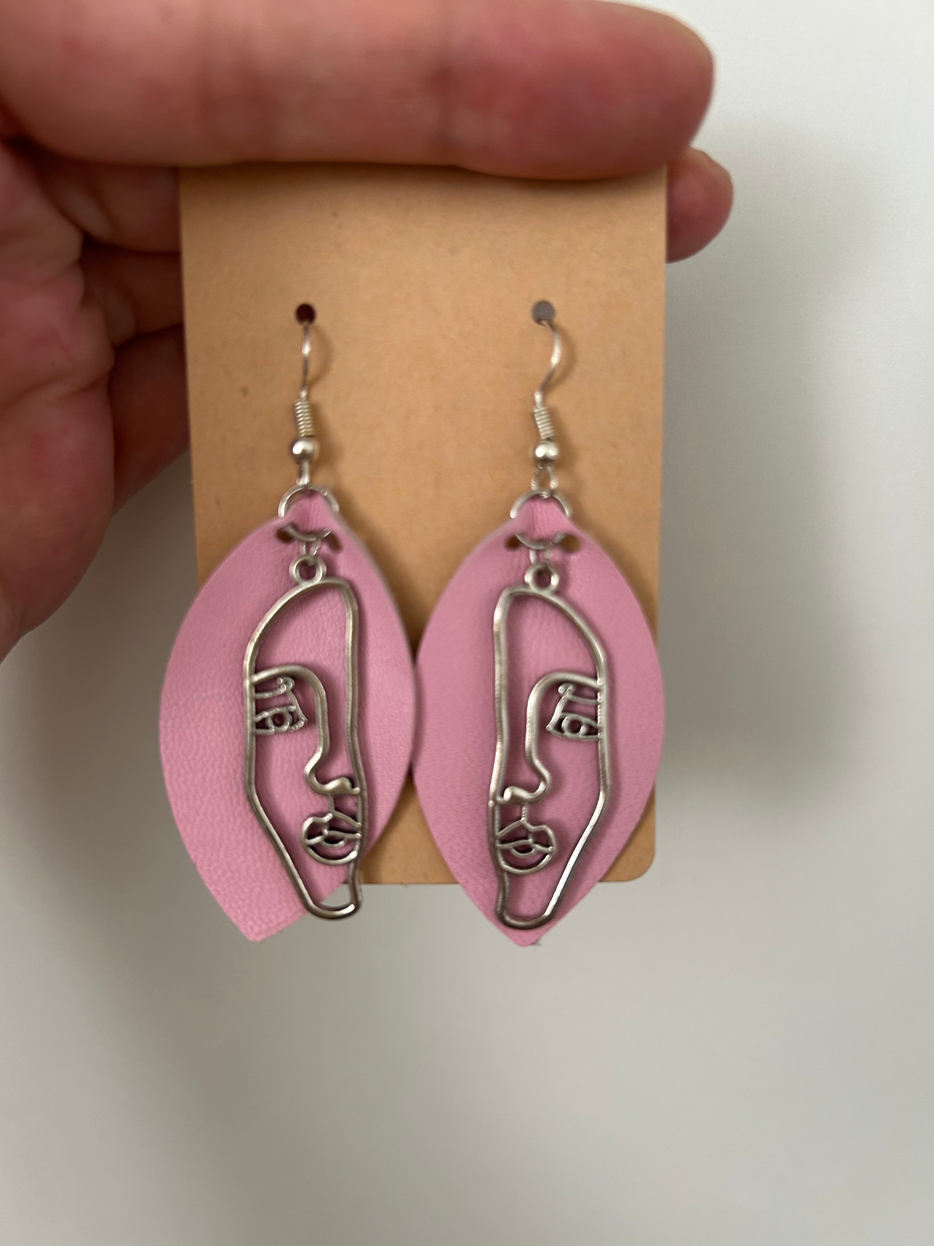 Boucles d'oreilles Visage en Simili Cuir Rose — Artisanales