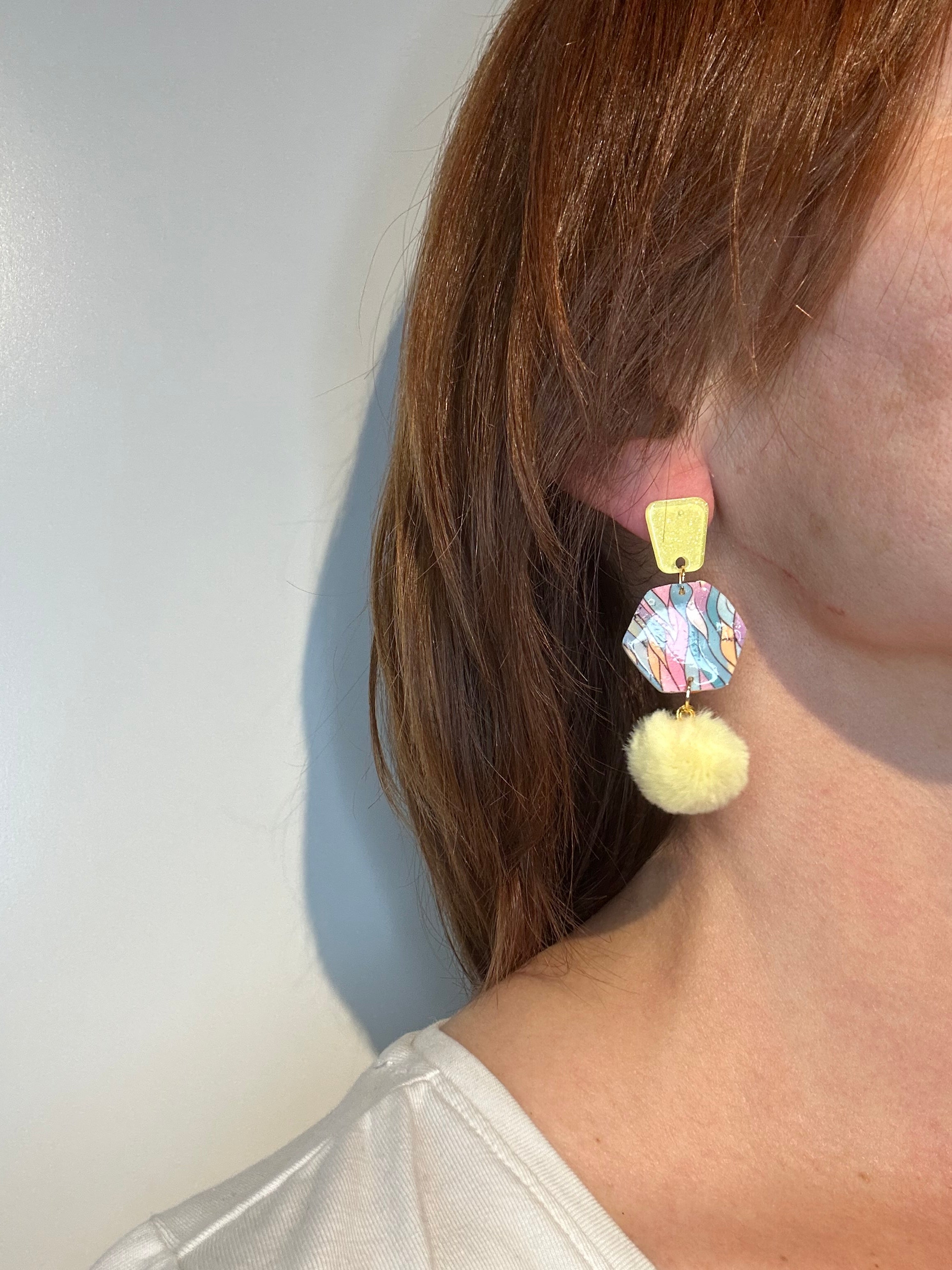 Zeste d'été - Boucles d'oreilles en pâte polymère avec pompon