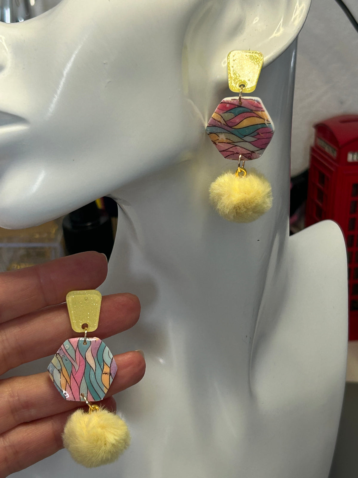 Zeste d'été - Boucles d'oreilles en pâte polymère avec pompon