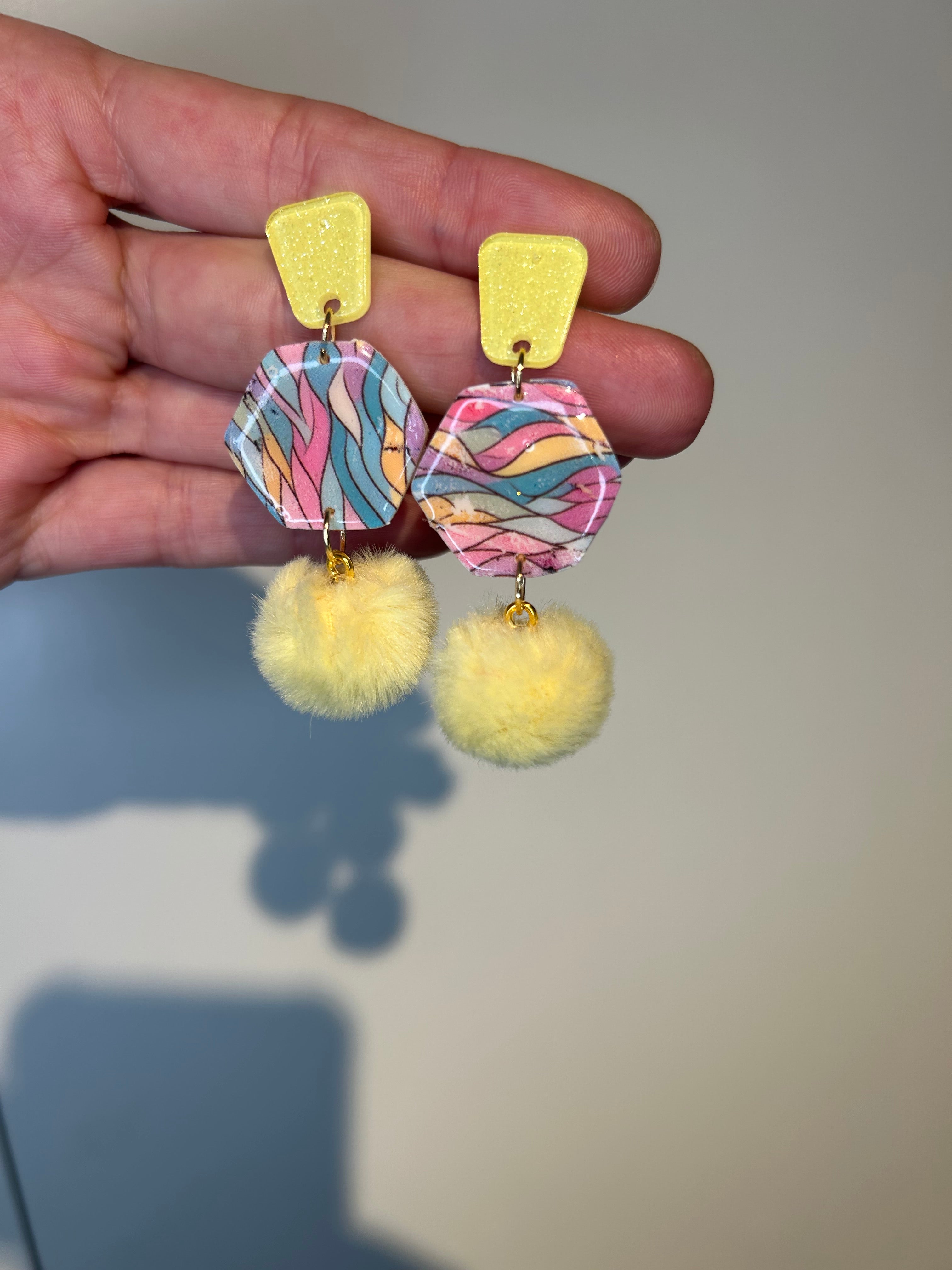Zeste d'été - Boucles d'oreilles en pâte polymère avec pompon